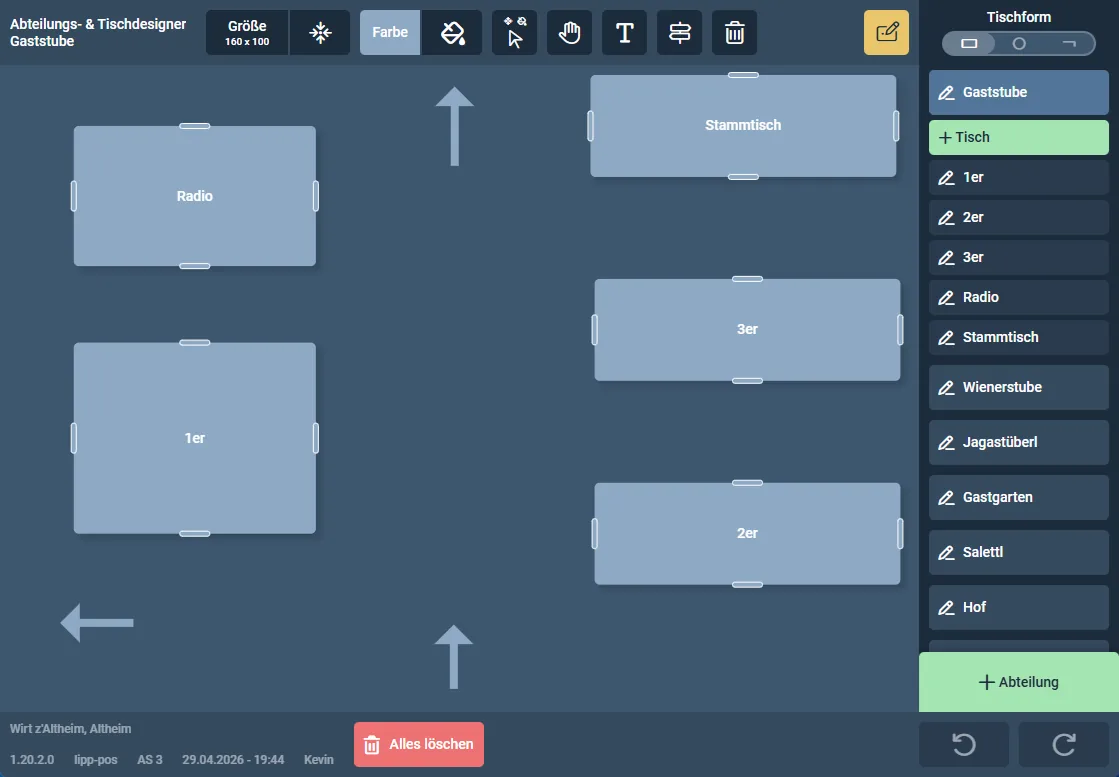 Räume und Tische werden frei platziert – inklusive Tischformen, Größen und Beschriftungen. Designer-Modus ist nur am Desktop verfügbar.