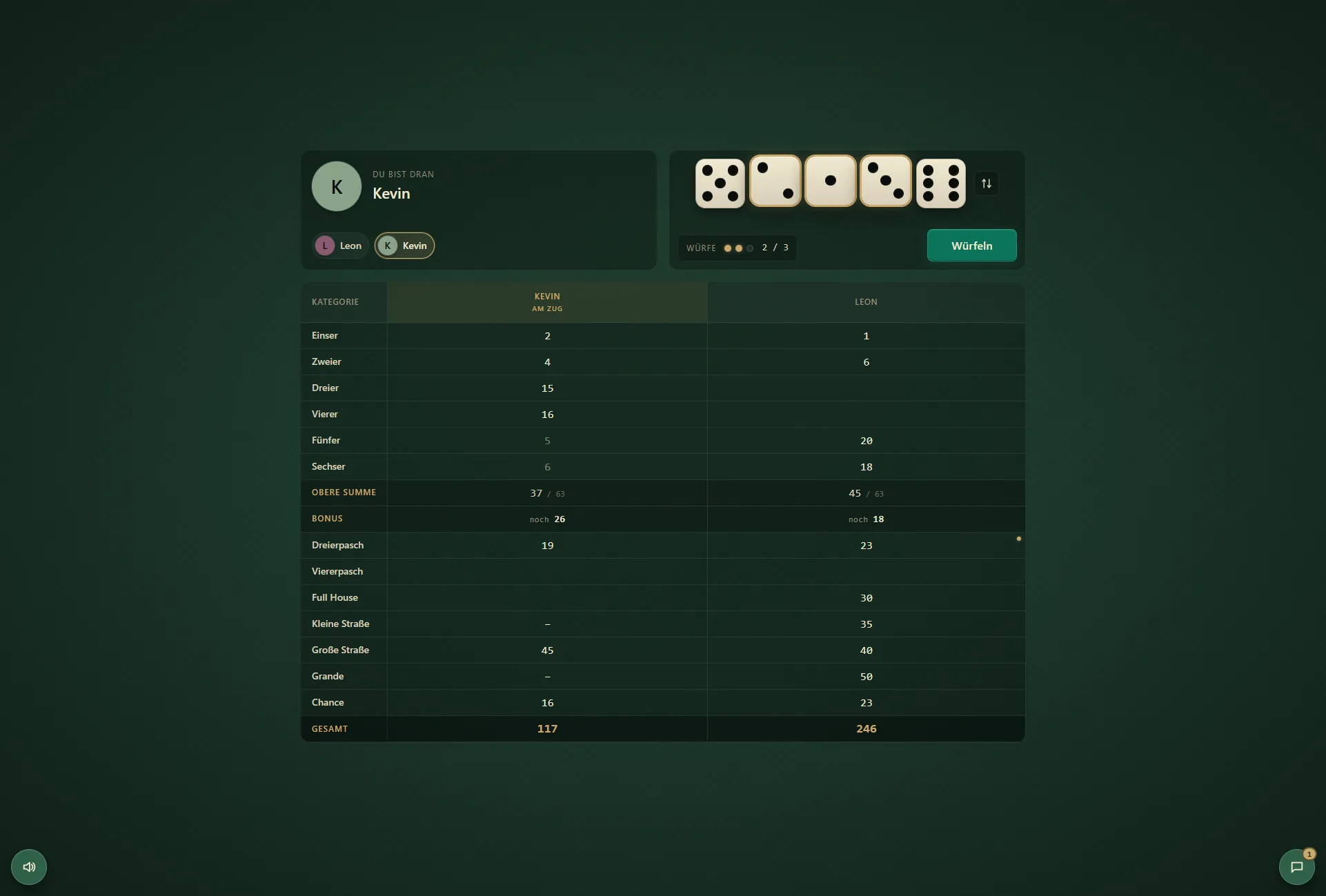 Rundenbasiertes Würfeln mit Halten und bis zu drei Würfen pro Zug – die Punktetabelle füllt sich live für alle Spieler im Filz-Tisch-Look.