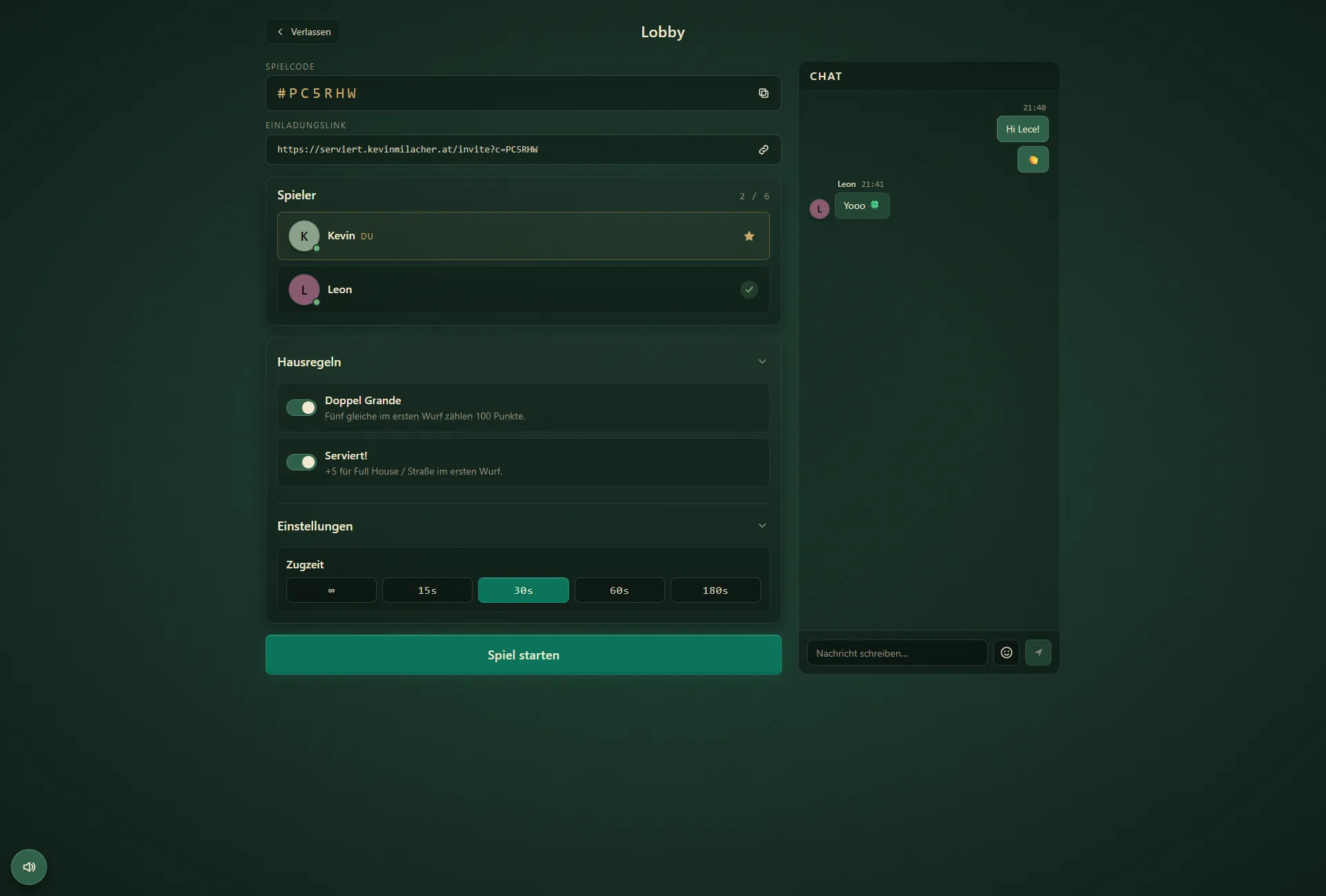 Lobby in Echtzeit: Spielerliste mit Ready-Status, Invite-Link, Live-Chat sowie Hausregeln und Zugzeit, die nur der Spielleiter ändern kann.